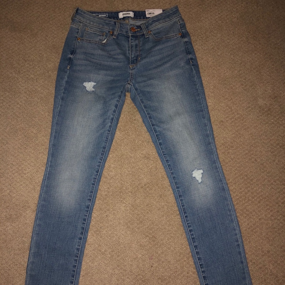 Distressed skinny jeans